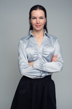 zarif giyimli emin genç esmer kadın