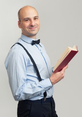 bir kitap okuma gülümseyen kel adam