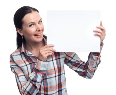 Beyaz tahtası olan genç bir kadın.