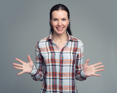 Ekose gömlek gülümseyen içinde genç güzel kadın