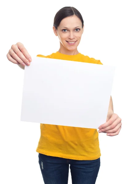 Donna sorridente che mostra banner pubblicitari bianchi vuoti — Foto Stock