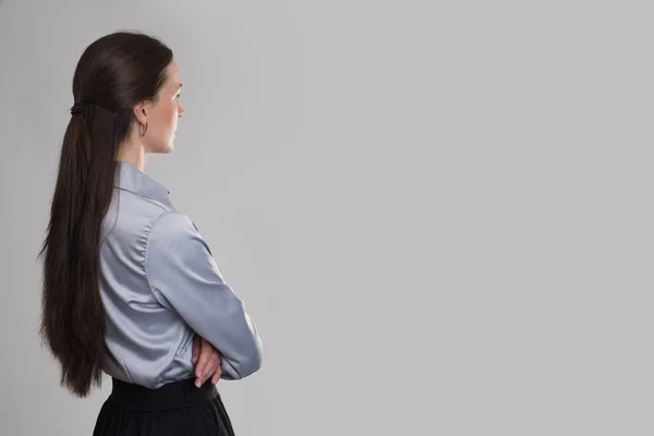 Vue arrière de la jeune femme d'affaires regardant l'espace de copie — Photo