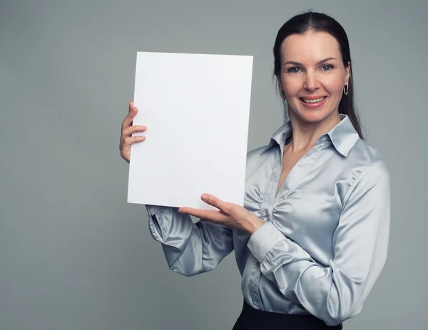 Весела брюнетка жінка тримає білий порожній плакат — стокове фото