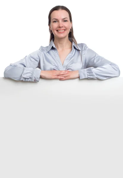 Mujer de negocios sonriente mostrando cartelera en blanco — Foto de Stock