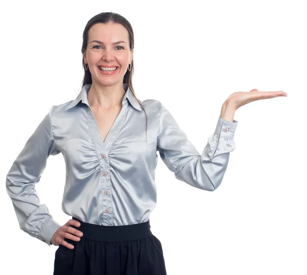 Sonriente joven mujer de negocios mostrando algo — Foto de Stock