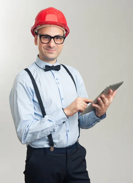 Elegante uomo in casco con tablet digitale — Foto Stock