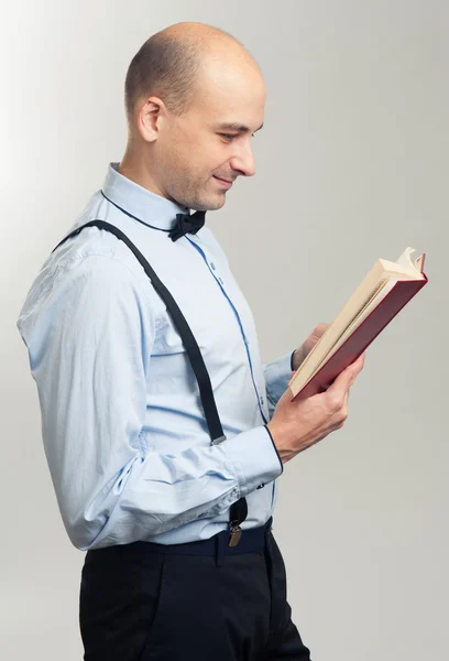 Stilvoller Glatzkopf liest ein Buch — Stockfoto