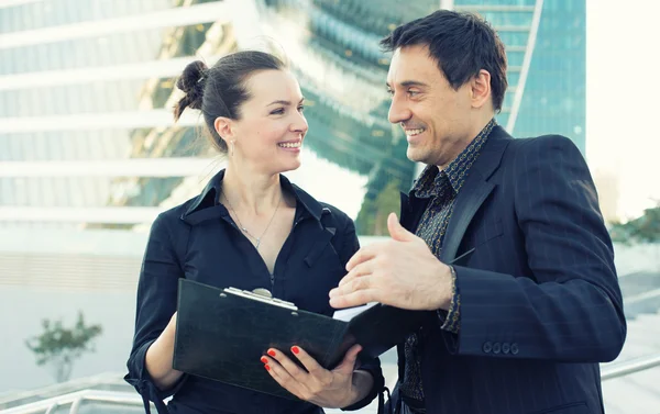 Dois colegas de negócios conversando e rindo — Fotografia de Stock