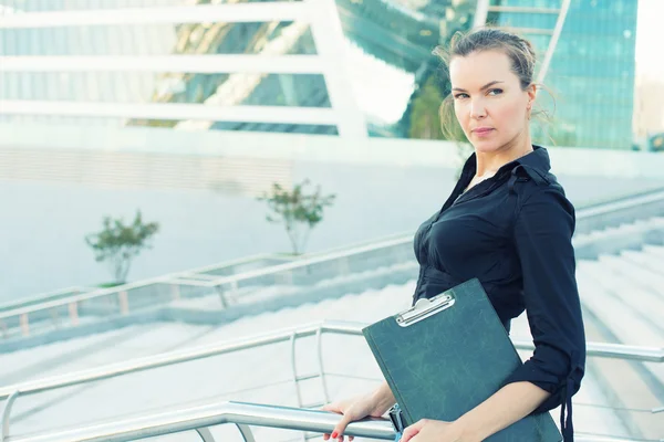 Affärskvinna i office center — Stockfoto