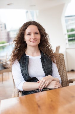 güzel kız yaz kafede oturur