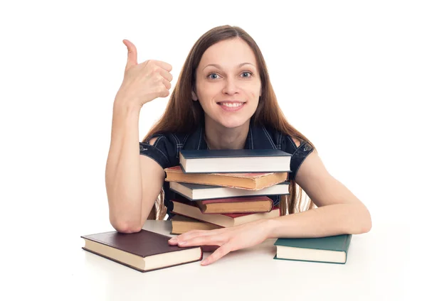 Sorrindo menina sentada na mesa com livros — Fotografia de Stock