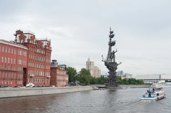 МОСКВА - 04 июня 2016 года: Вид на памятник российскому императору — стоковое фото