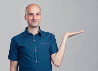 kel adam onun palm ile sunulması