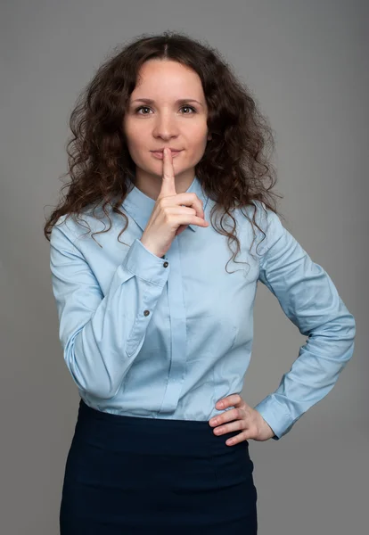 Meisje met vinger op haar lippen. stilte gebaar — Stockfoto