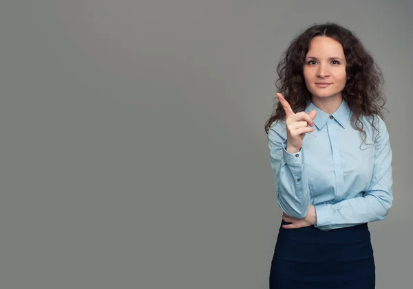 Schöne Geschäftsfrau zeigt mit dem Finger auf Schulgelände — Stockfoto