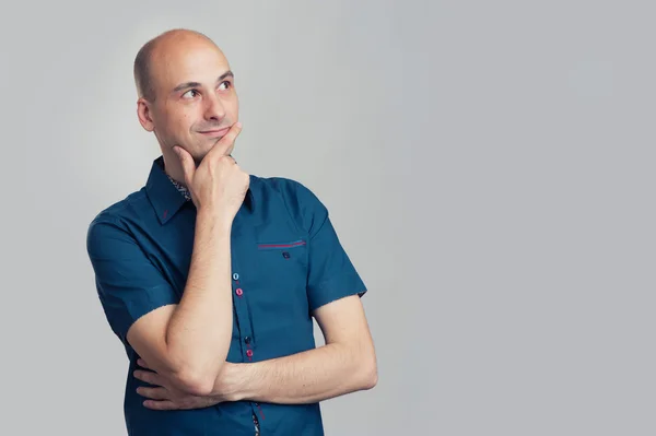 Homem careca pensando e olhando lado — Fotografia de Stock