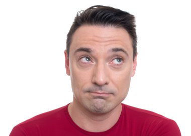 Genç adam yukarı bakıyor.