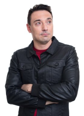 deri ceket giyiyor ve ararken trendy adam