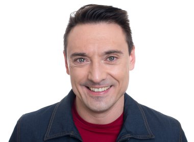 izole yakışıklı genç gülümseyen yüzünü