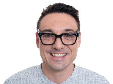 gözlük gülümseyen izole genç adamla