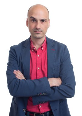 yakışıklı kel adam onun kaş kaldırdı