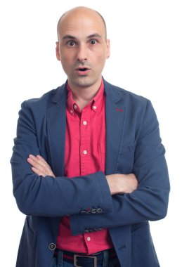 şaşırmış kel adam rahat mavi ceket giyiyor. İzole