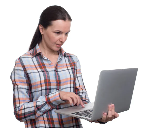 Młoda brunetka kobieta pracuje na laptopie. na białym tle — Zdjęcie stockowe