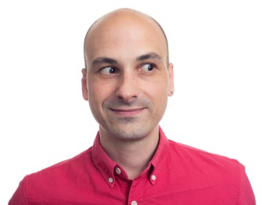 kel adam uzakta bakan izole genç