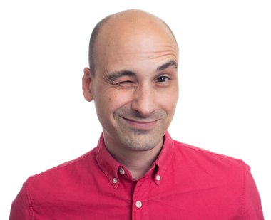 Neşeli genç adam izole göz kırpıyor