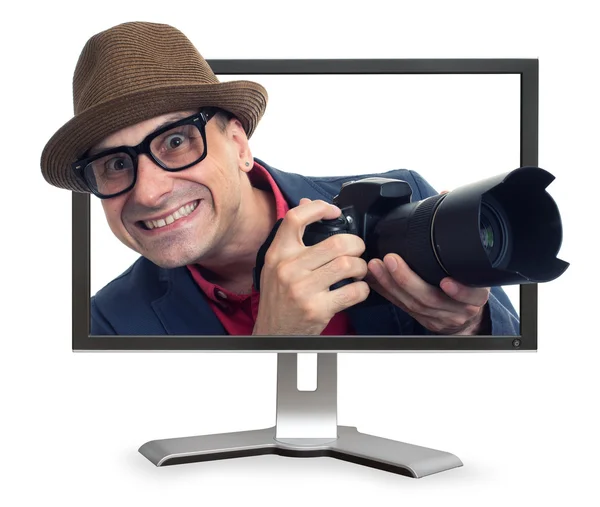 Bisarra mannen med kameran ser från monitor — Stockfoto