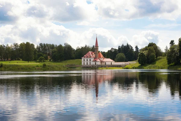 GATCHINA, RÚSSIA - 17 de julho de 2016: Vista do Palácio Priorado de Gatch — Fotografia de Stock