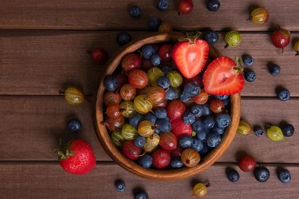 Свіжі ягоди на дерев'яному фоні — стокове фото