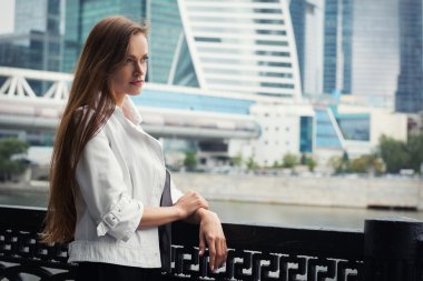 gökdelenler duran kadın