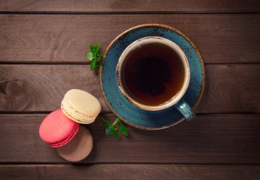Çay ile renkli macaroons