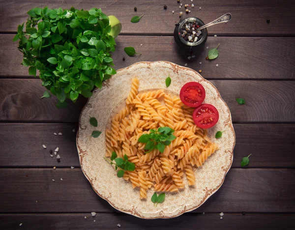 Fusilli pasta in tomato sauce. rustic style — Stock Photo, Image