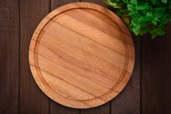 Ahşap arka planda kesme tahtası