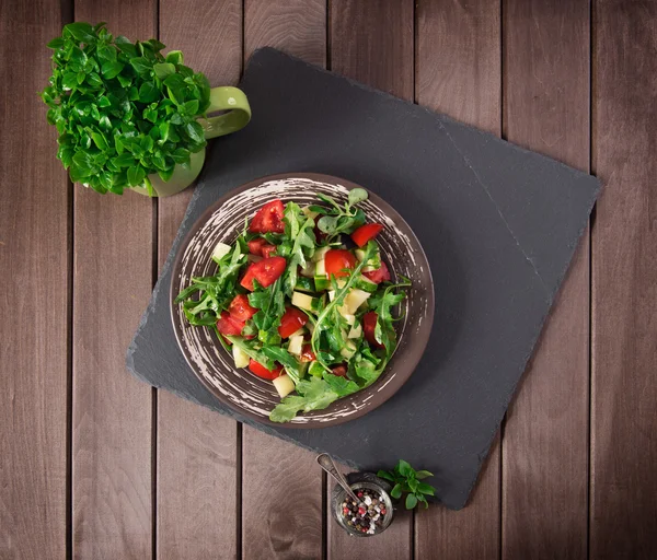 Salade de légumes sur table en bois. vue de dessus — Photo