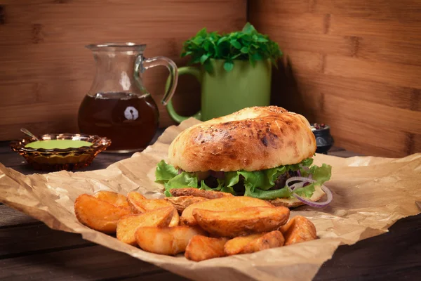 Hamburger ve patates rustik — Stok fotoğraf