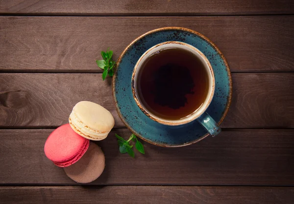 Macarrones coloridos con taza de té —  Fotos de Stock