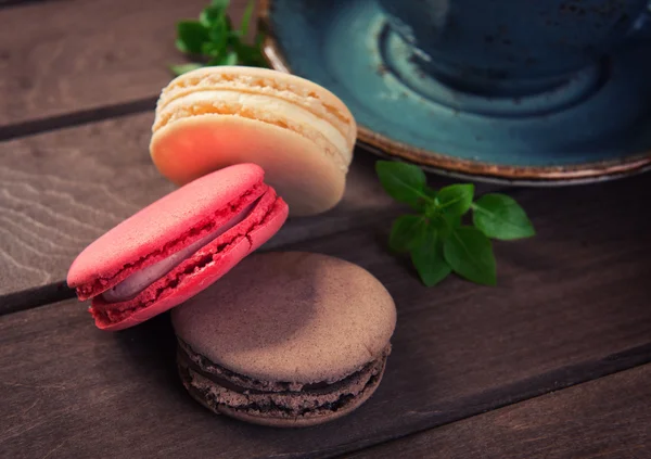 Colorful macaroons on wooden background — Stock Photo, Image