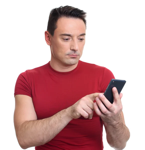 Man het typen van SMS-bericht op mobiele telefoon. Geïsoleerd — Stockfoto