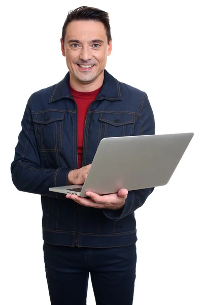 Lachende jongeman met laptop geïsoleerd — Stockfoto