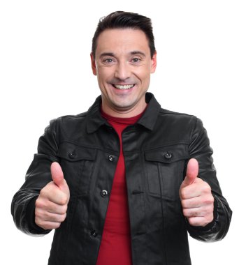 Başparmak yukarıya ile gülümseyen adam. İzole