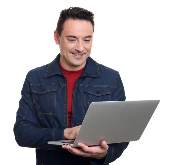 Lachende jongeman met laptop geïsoleerd — Stockfoto