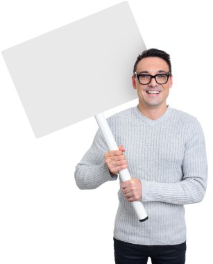 Gülümseyen genç casual adam boş afişini holding