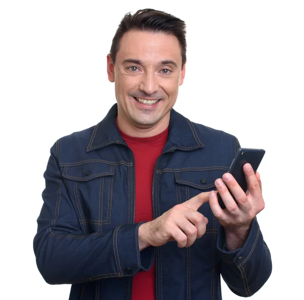 Homme souriant utilisant un téléphone portable isolé sur blanc — Photo