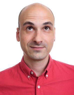 Beyaz bir arka plan üzerinde görünen adam