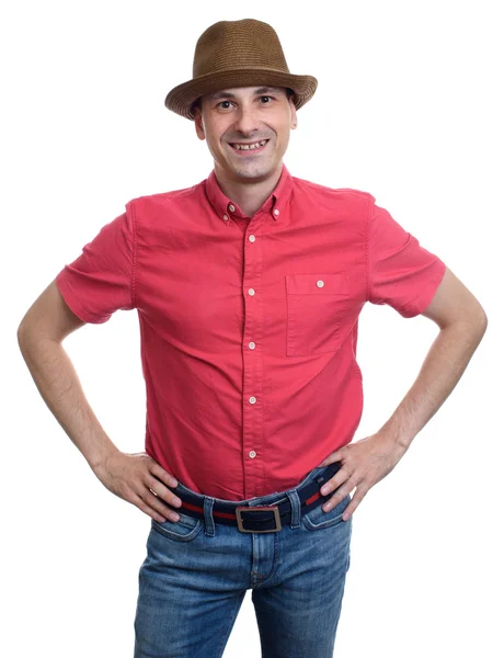 Kırmızı gömlek ve şapka giyen gülümseyen adam — Stok fotoğraf