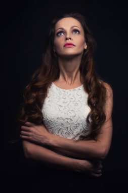 ararken hüzünlü güzel kadın