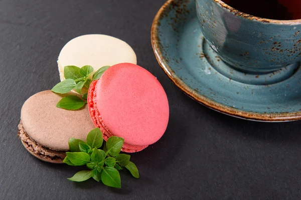 Macaroons and cup of tea — Stock Photo, Image